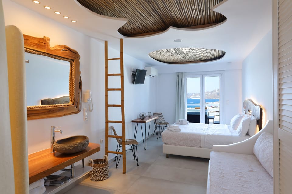 Suite, Jetted Tub | In-room safe, soundproofing, iron/ironing board, free WiFi