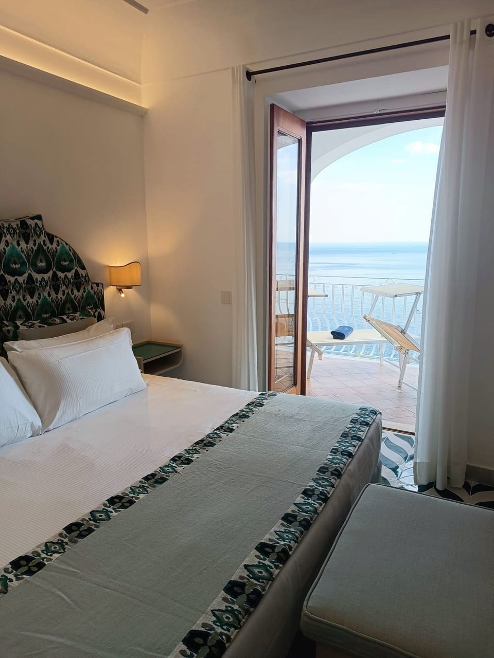 Room, 1 King Bed, Hot Tub, Sea View (Balcony) | Minibar, individually furnished, desk, laptop workspace