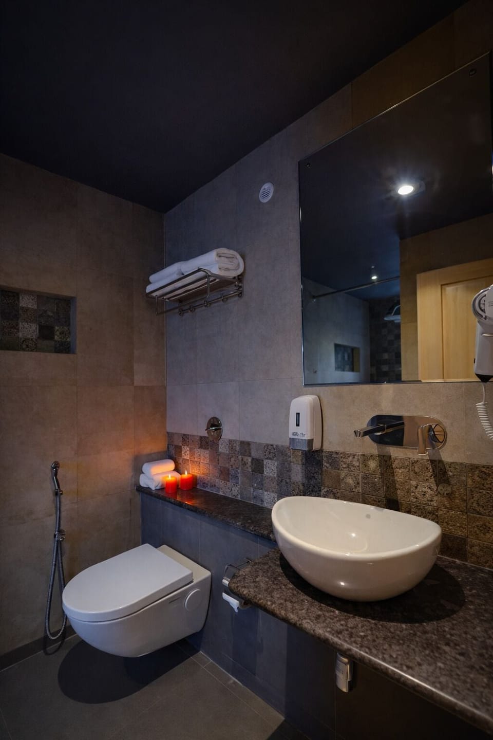 Executive Double Room, Balcony | Bathroom | Shower, rainfall showerhead, free toiletries, hair dryer