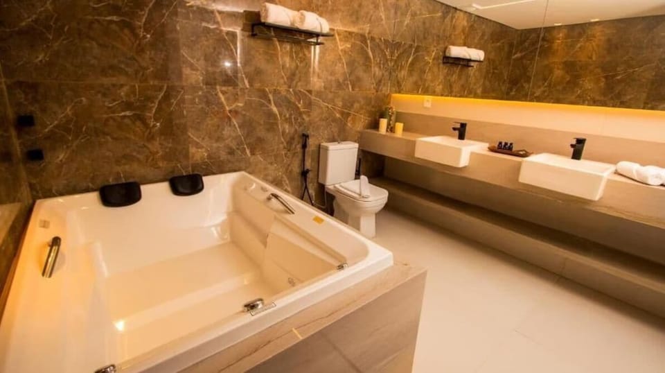 Deluxe Twin Room | Bathroom | Soap, shampoo, toilet paper