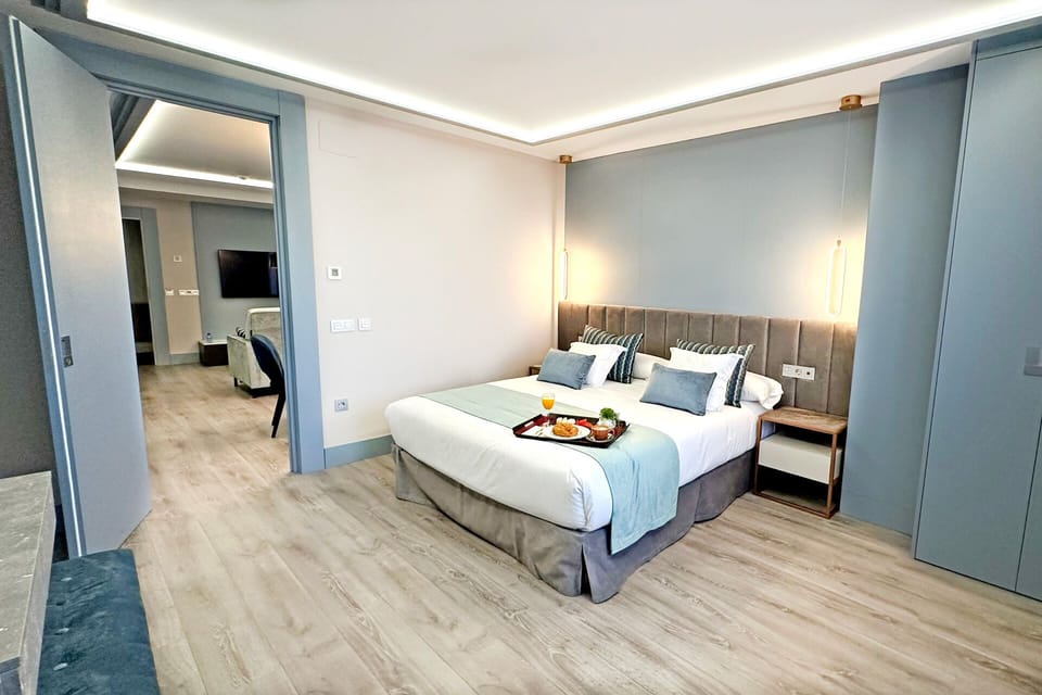 Panoramic Suite | Minibar, in-room safe, soundproofing, WiFi