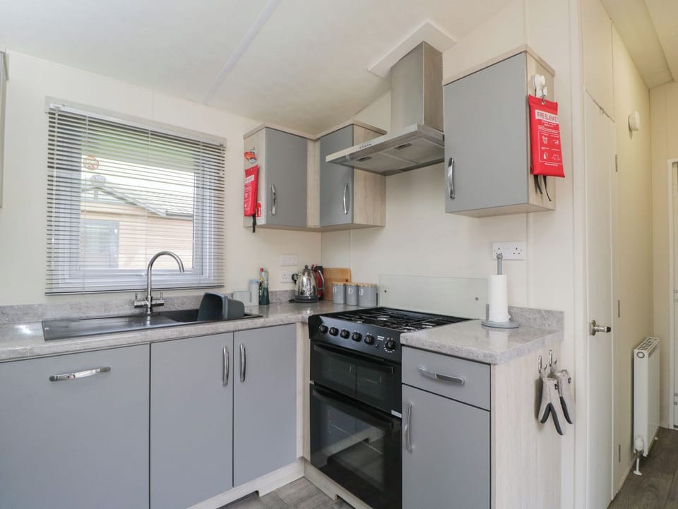 Cottage | Private kitchen | Fridge, microwave, dishwasher, electric kettle