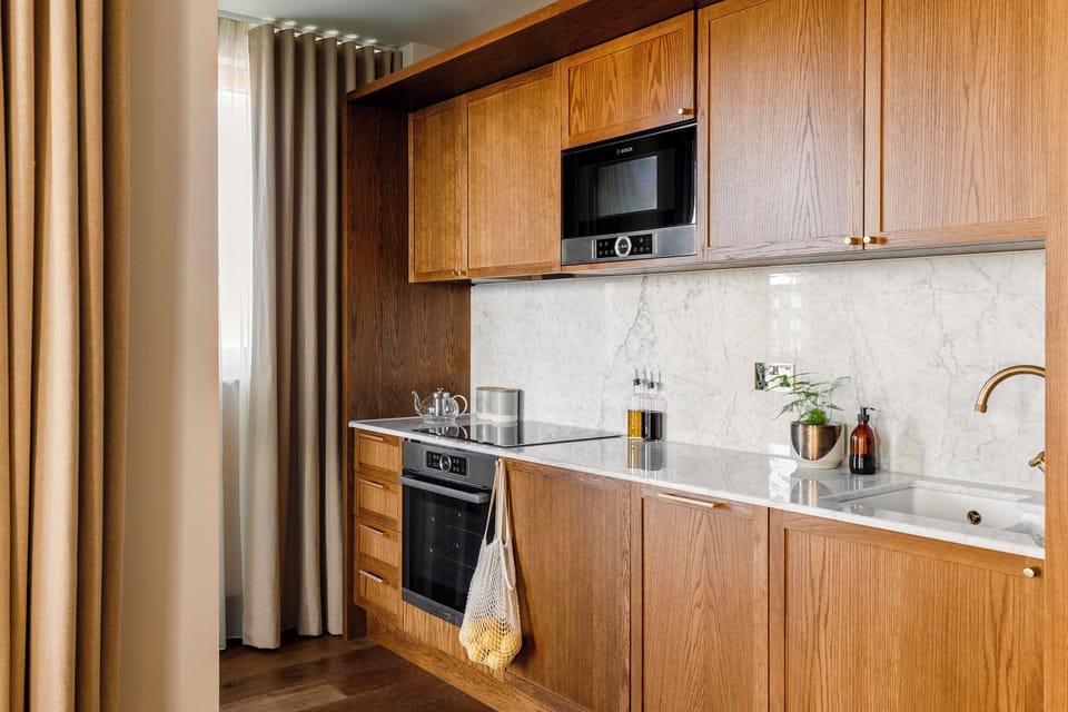 Apartment (0 Bedroom) | Private kitchen | Fridge, microwave, oven, stovetop