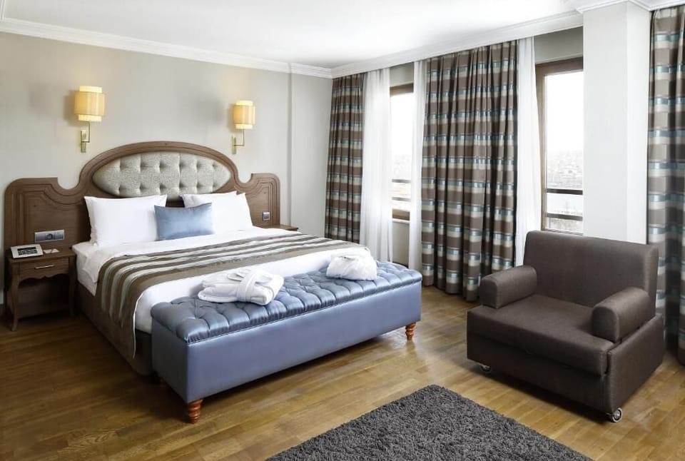 Deluxe Double Room, 1 Queen Bed, Sea View | Minibar, in-room safe, desk, soundproofing