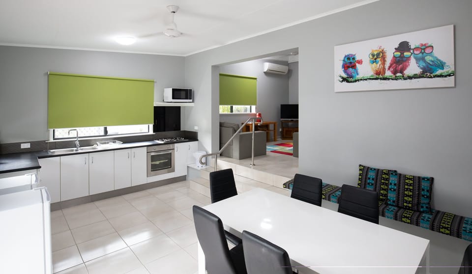 2 Bedroom Turtle Cottage (2BR) | Dining room