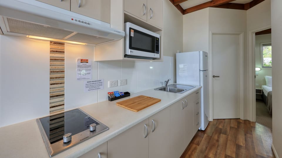 Waterfront Cabin (2BR) | Private kitchen | Electric kettle, dining tables