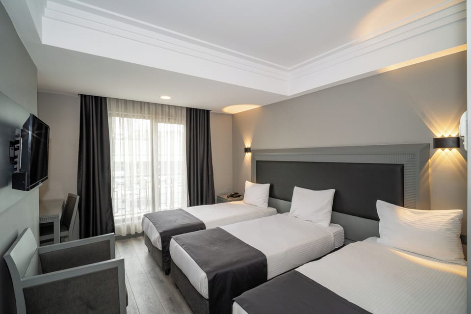 Standard Triple Room | Premium bedding, minibar, in-room safe, desk