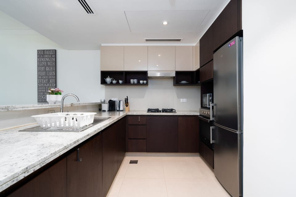 Premier Apartment | Private kitchen | Full-size fridge, microwave, oven, stovetop