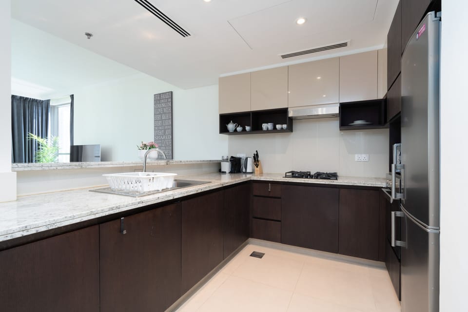 Premier Apartment | Private kitchen | Full-size fridge, microwave, oven, stovetop