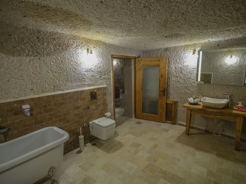 Rainfall showerhead, free toiletries, hair dryer, slippers