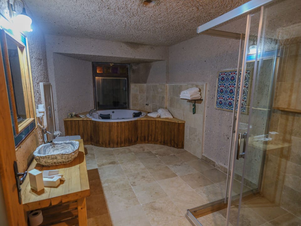 Honeymoon Suite | Bathroom | Rainfall showerhead, free toiletries, hair dryer, slippers
