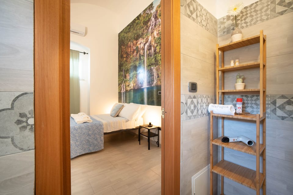 Double Room | Bathroom | Shower, free toiletries, bidet, towels