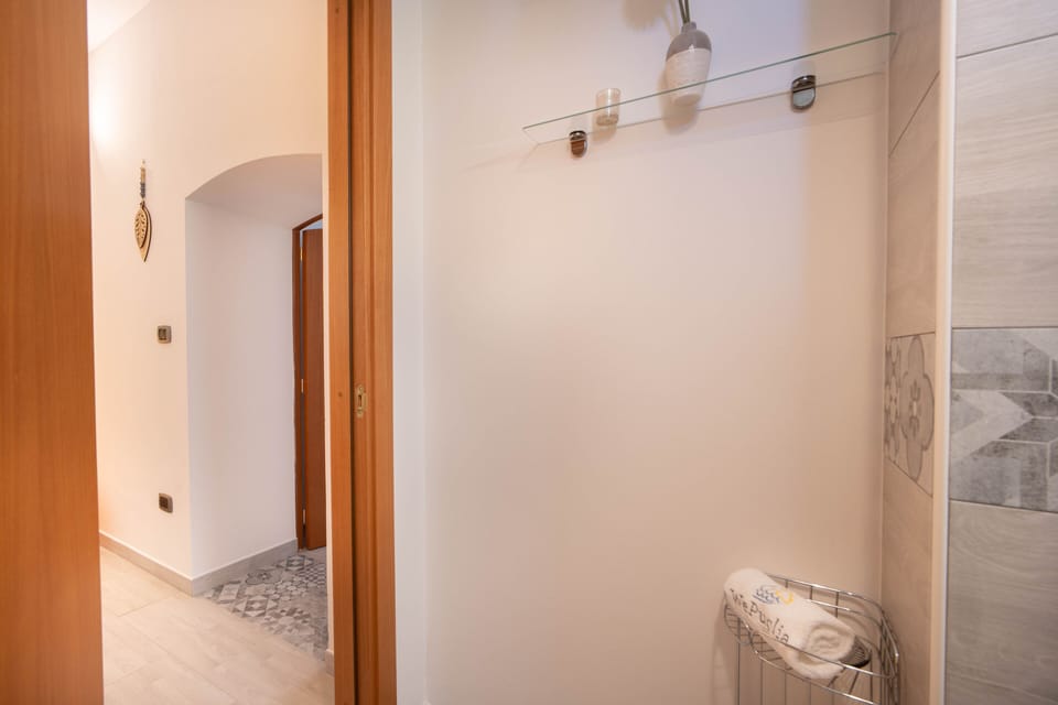 Double Room | Bathroom | Shower, free toiletries, bidet, towels