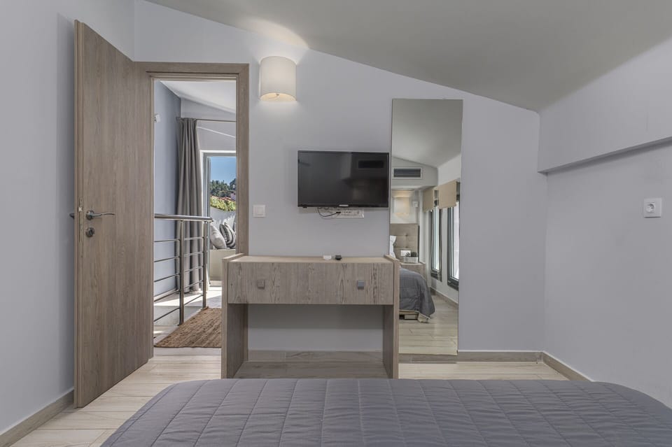 Executive Suite, 2 Bedrooms, Hot Tub | Free WiFi, bed sheets