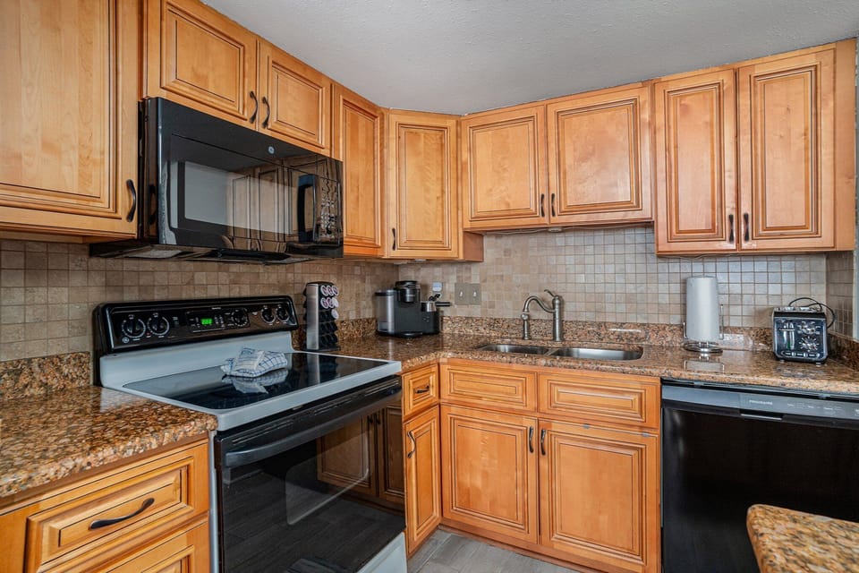 Condo, 1 Bedroom | Private kitchen | Fridge, oven, coffee/tea maker, toaster