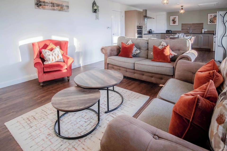 Cottage (3 Bedrooms) | Living area | 32-inch flat-screen TV with cable channels, TV