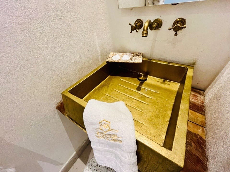 Deluxe Quadruple Room, 2 Queen Beds, Private Bathroom (Deluxe Cuadruple) | Bathroom | Shower, rainfall showerhead, free toiletries, hair dryer