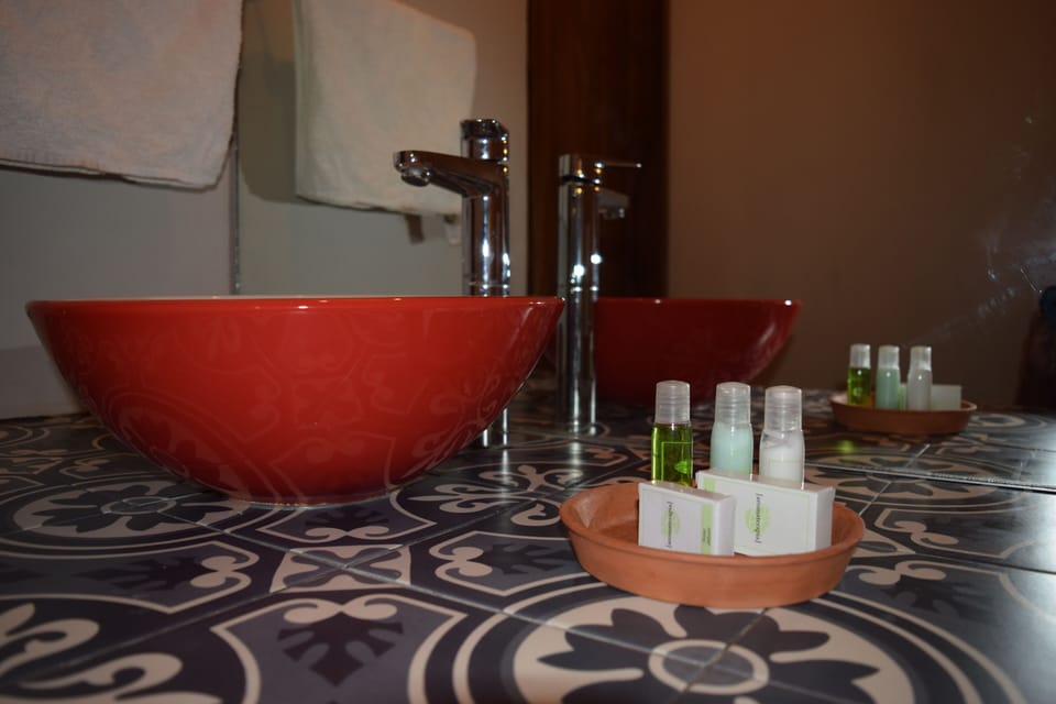 Deluxe Room, 1 King Bed | Bathroom sink