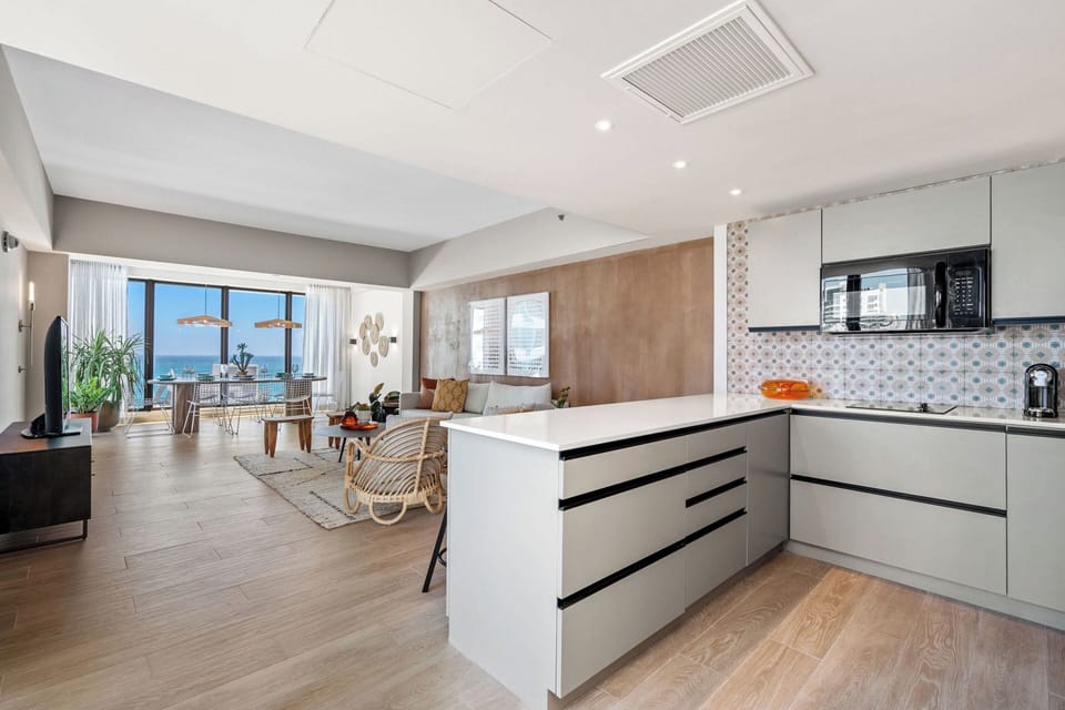 Fridge, coffee/tea maker