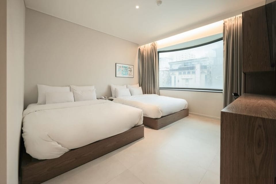 Twin | Blackout drapes, soundproofing, WiFi (free), bed sheets