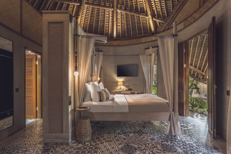 Grand Cottage with Bathtub | Minibar, in-room safe, blackout drapes, iron/ironing board