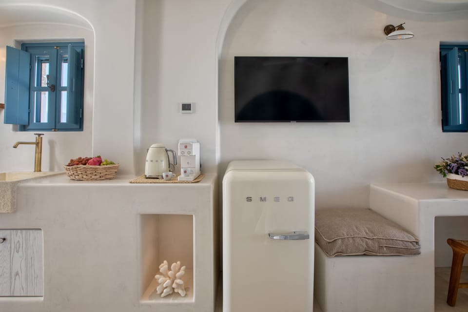 Junior Studio Suite, 1 Queen Bed, Private Pool, Sea View | Living area | LED TV, printers