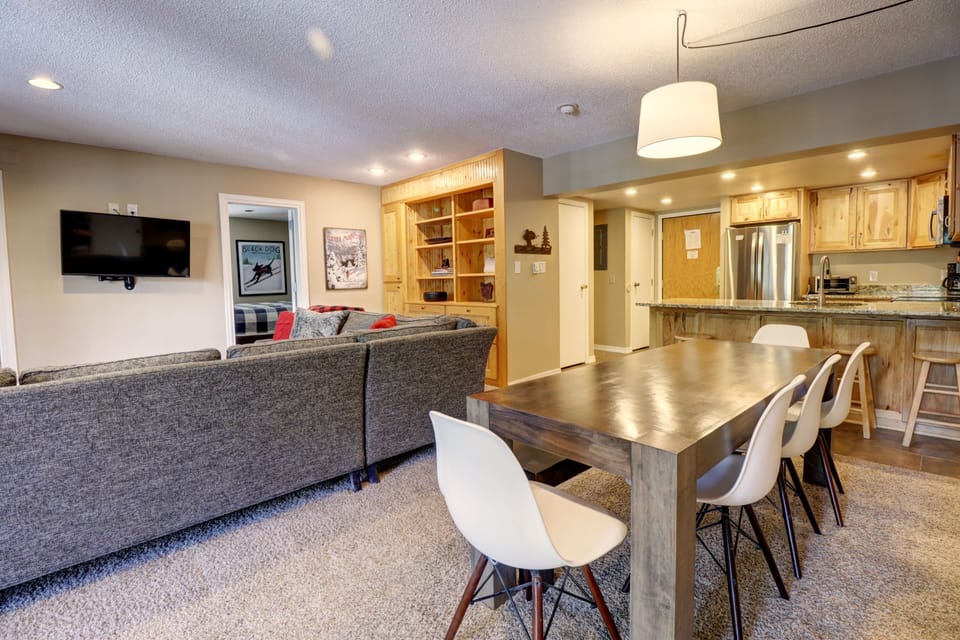 Condo, 2 Bedrooms | Dining