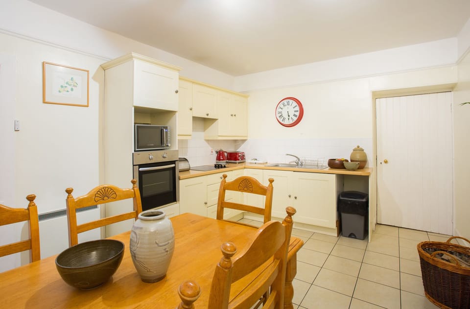 Cottage | Private kitchen | Fridge, dishwasher, electric kettle, toaster