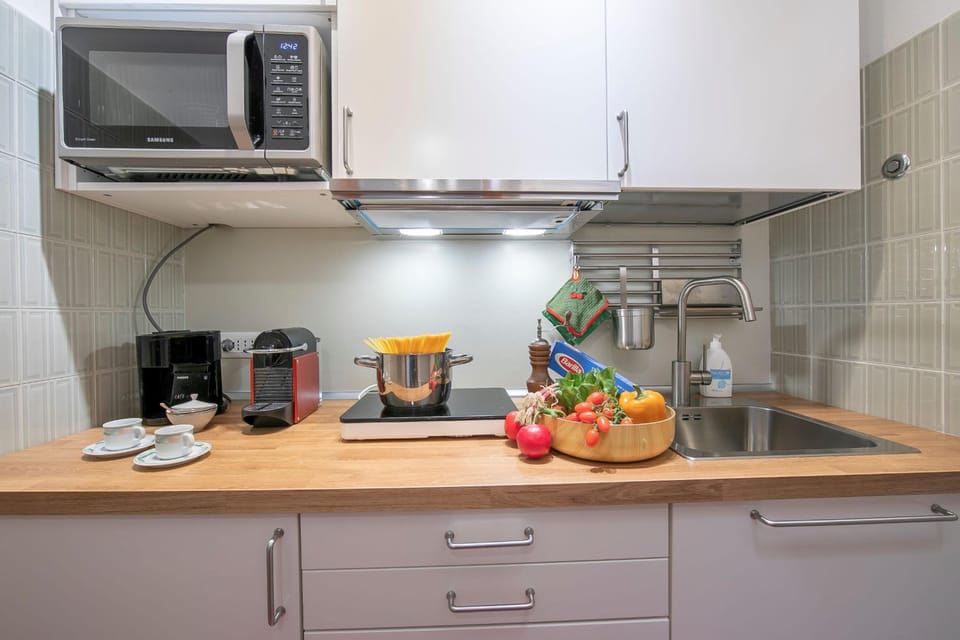 Family Apartment, 1 Bedroom, Balcony (Il nido nella Pineta Central in Ski) | Private kitchenette | Dining table