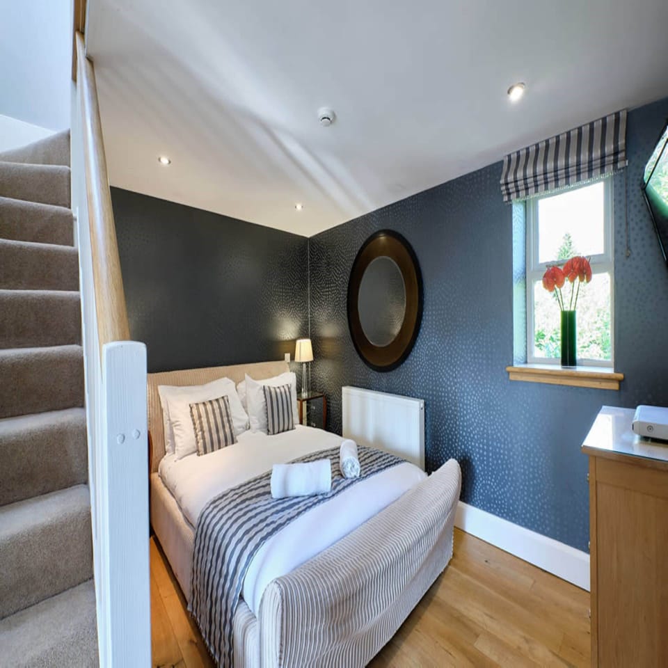 Luxury Studio Suite | Individually decorated, individually furnished, desk, laptop workspace