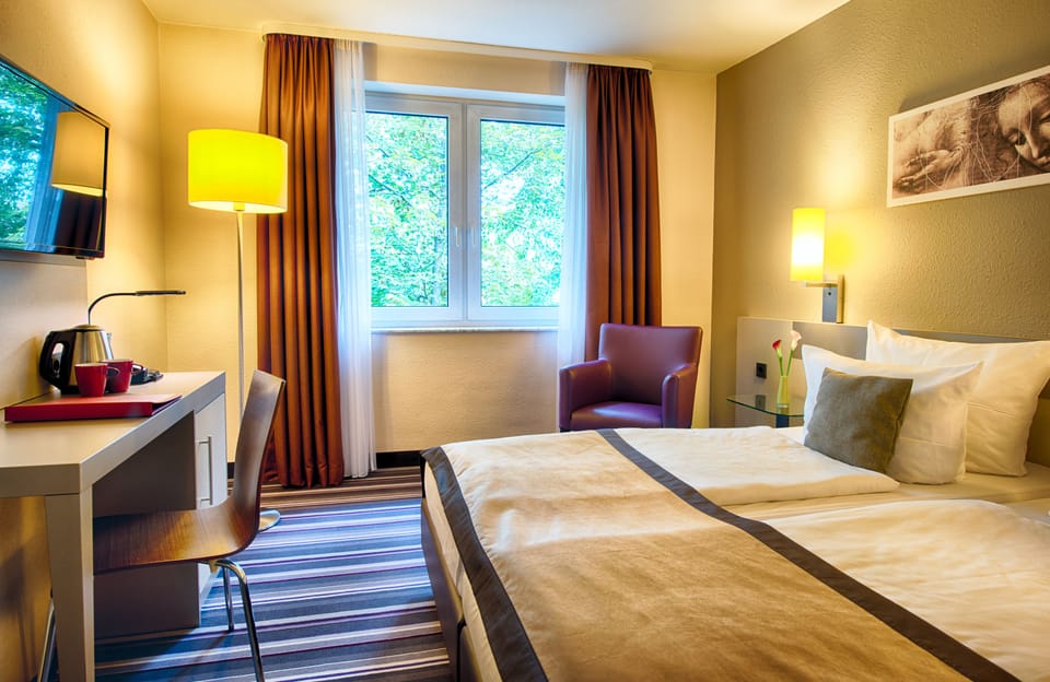Comfort Room | In-room safe, desk, free cribs/infant beds, free WiFi