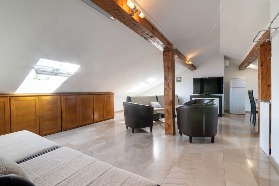 Studio, 1 Bedroom, Smoking, Garden View | Living area