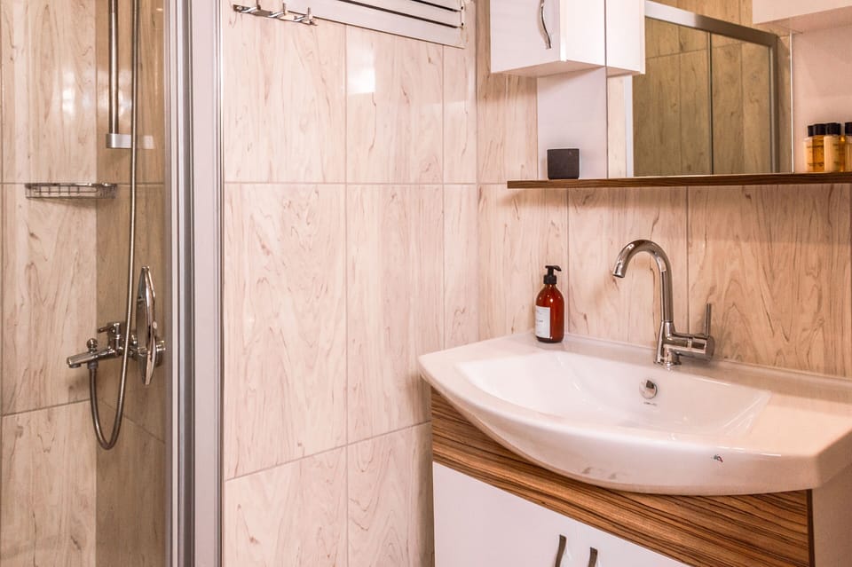 Classic Triple Room | Hypo-allergenic bedding, minibar, iron/ironing board, free WiFi