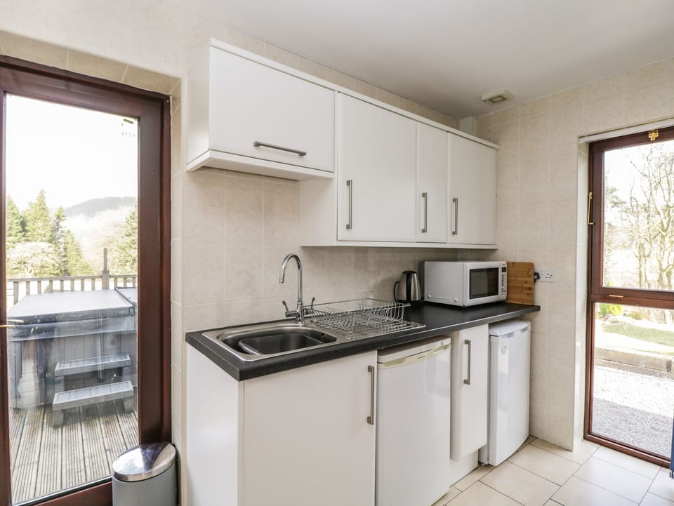 Cottage | Private kitchen | Fridge, electric kettle, toaster, cookware/dishes/utensils
