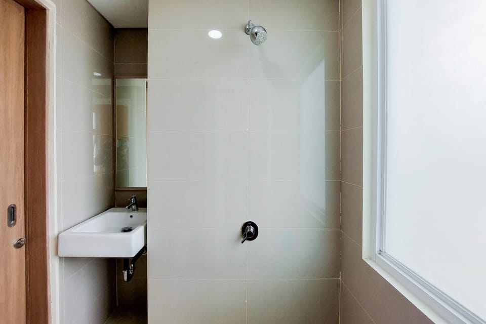 Room | Bathroom | Shower, free toiletries, towels, shampoo