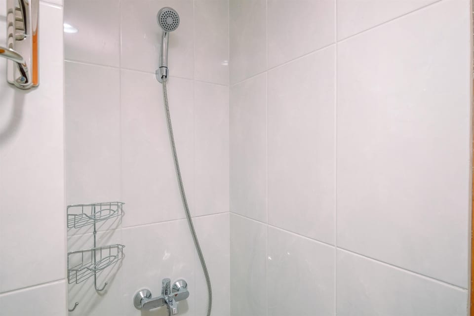 Room | Bathroom | Shower, free toiletries, towels, shampoo