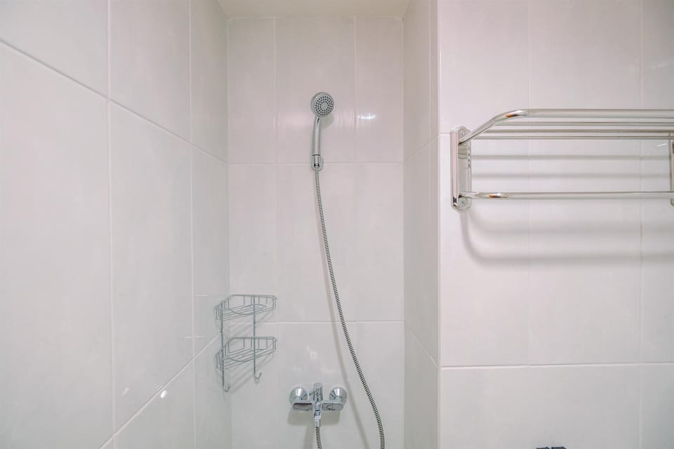Room | Bathroom | Shower, free toiletries, towels, shampoo
