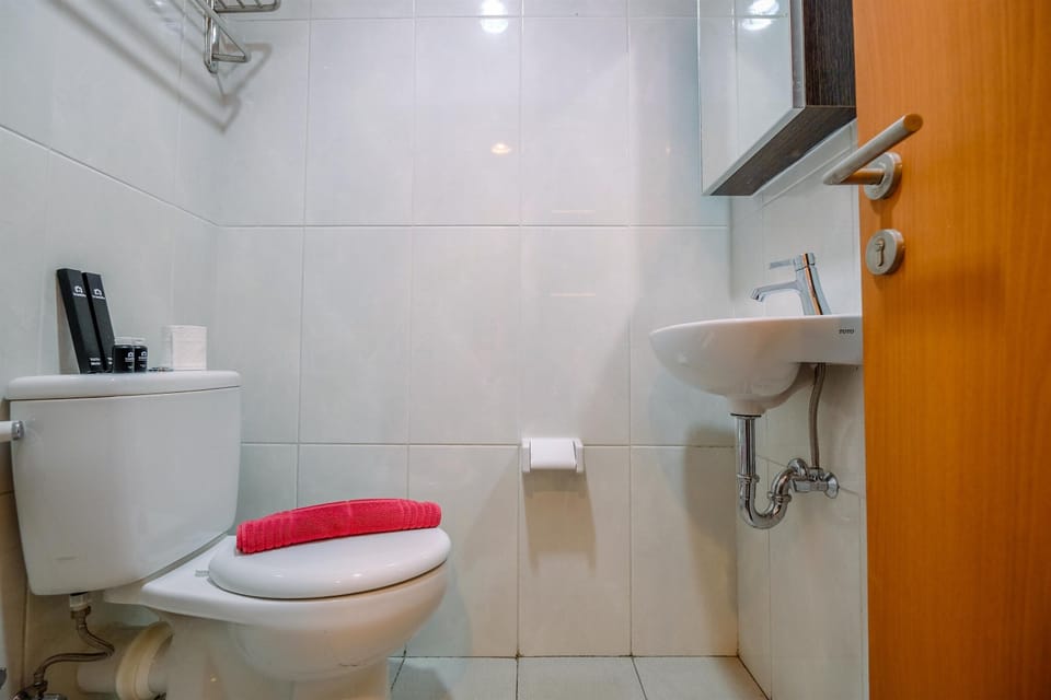 Room | Bathroom | Shower, free toiletries, towels, shampoo