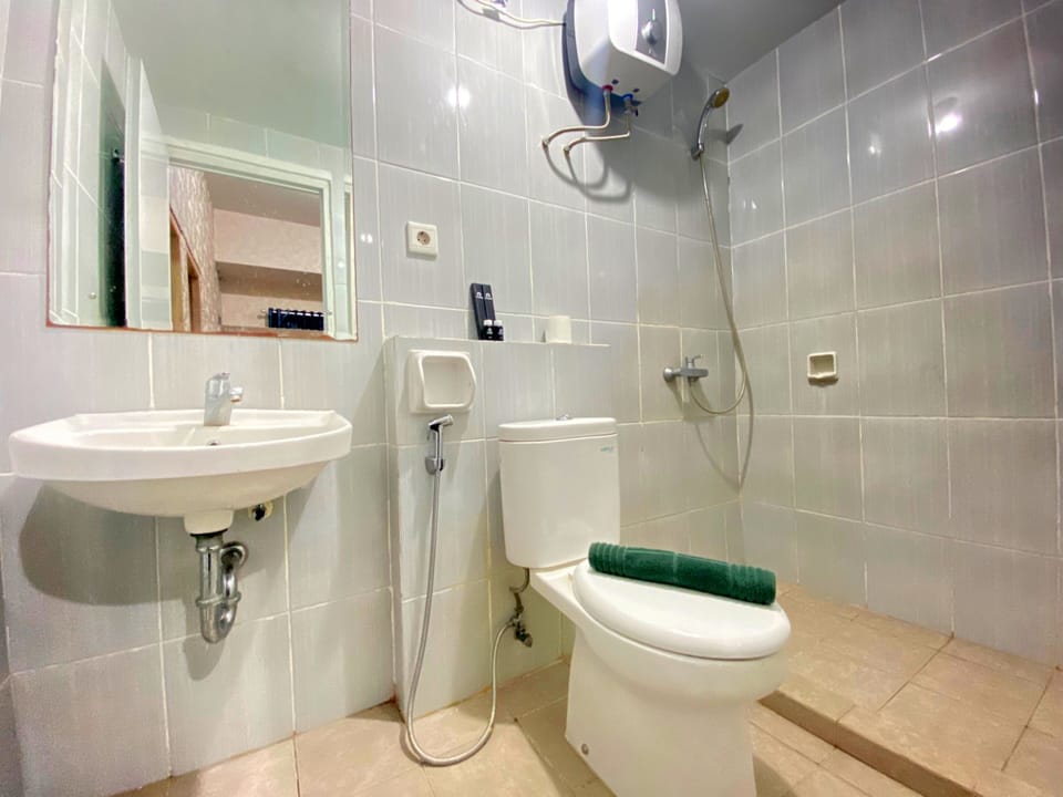 Room | Bathroom | Shower, free toiletries, towels