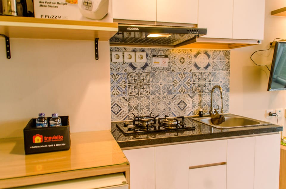 Room | Private kitchen | Fridge, stovetop, cookware/dishes/utensils