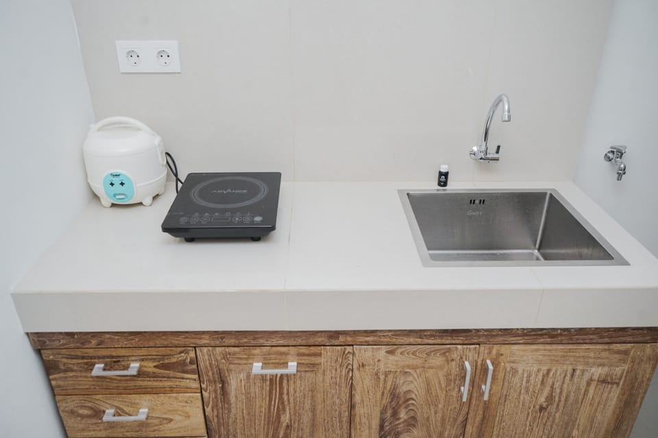 Room | Private kitchen | Fridge, stovetop, cookware/dishes/utensils