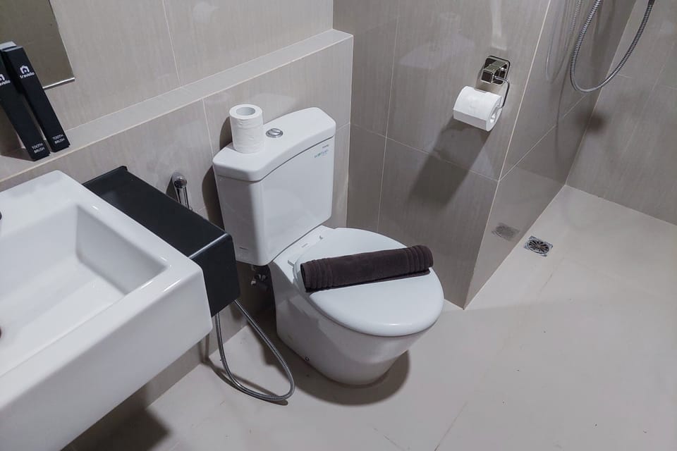 Room | Bathroom | Shower, free toiletries, towels