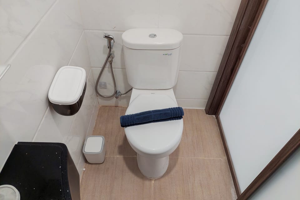 Room | Bathroom | Shower, free toiletries, towels, shampoo