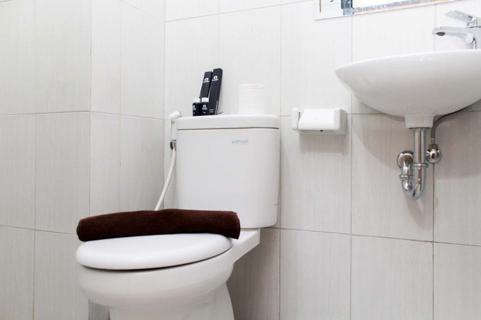 Room | Bathroom | Shower, free toiletries, towels