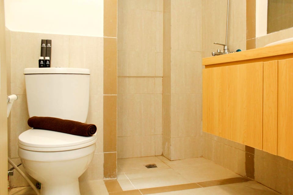 Room | Bathroom | Shower, free toiletries, towels, shampoo