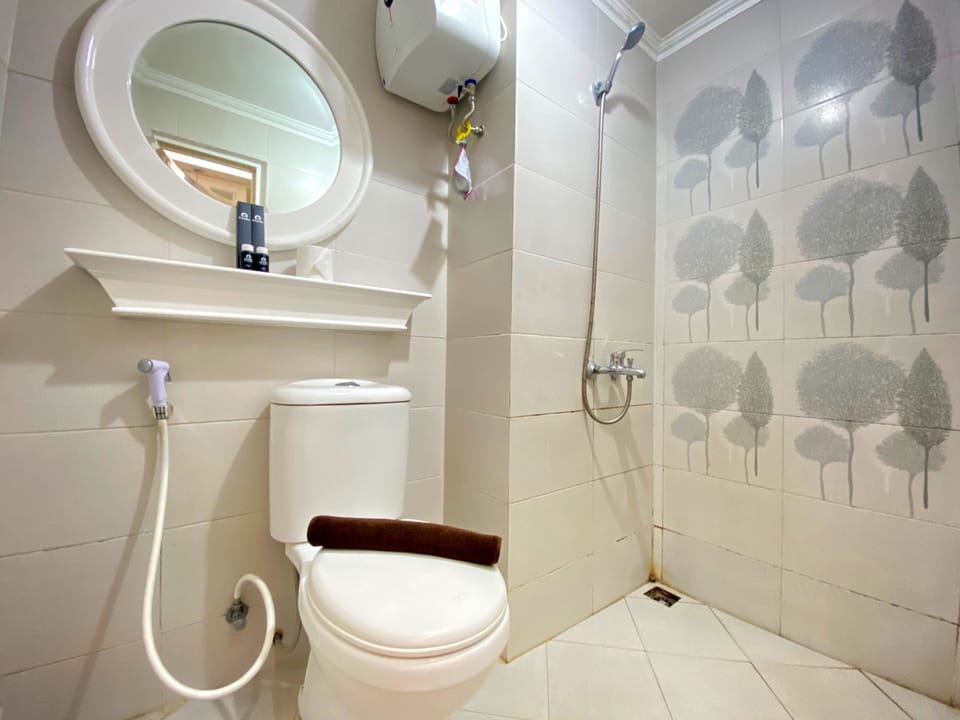 Room | Bathroom | Shower, free toiletries, towels, shampoo