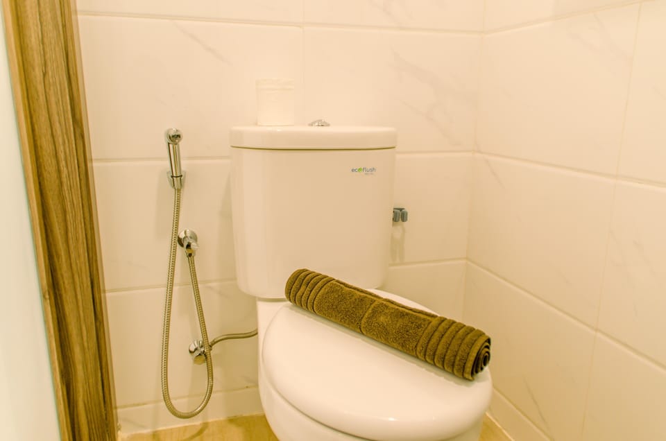 Room | Bathroom | Shower, free toiletries, towels, shampoo