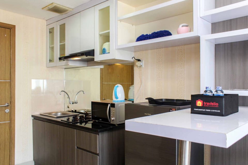 Room | Private kitchen | Fridge, microwave, stovetop, cookware/dishes/utensils