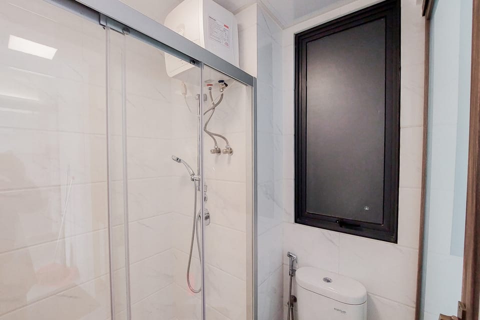 Room | Bathroom | Shower, free toiletries, towels, shampoo