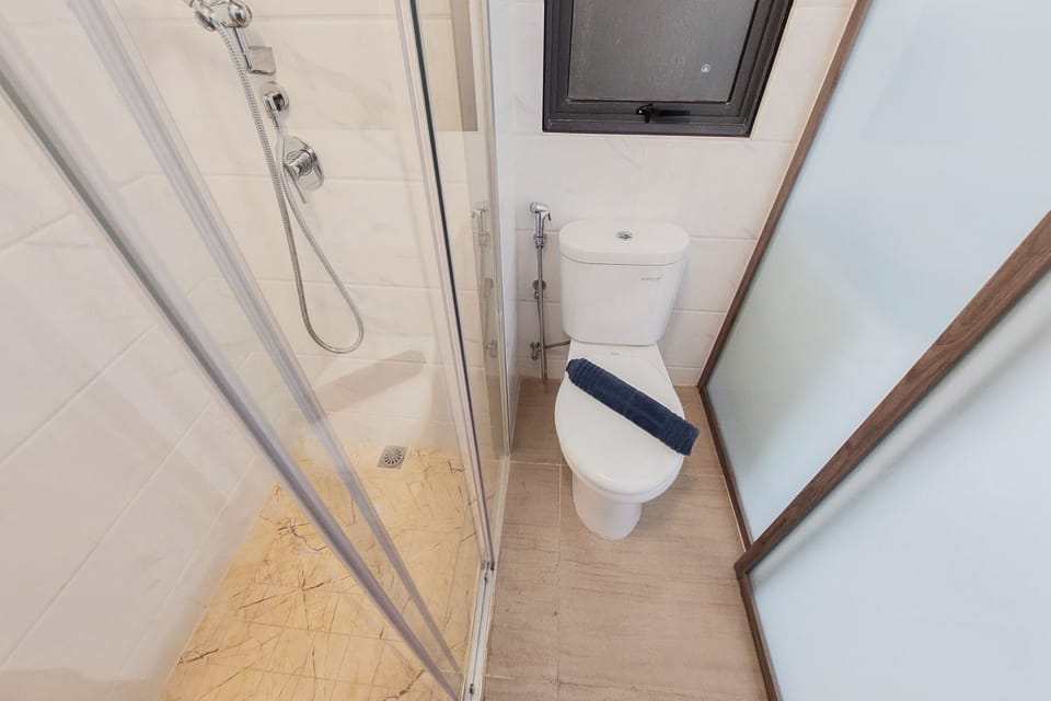 Room | Bathroom | Shower, free toiletries, towels, shampoo